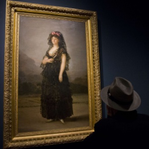 09.out.2015 - Visitante observa o retrato de "Maria Luisa wearing a Mantilla", pintura de Goya de 1799  - Facundo Arrizabalaga/EFE