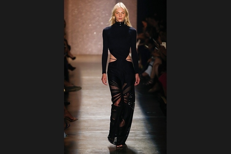 O modelo da Lilly Sarti tem recorte vazado na cintura e saia transparente - Alexandre Schneider/UOL