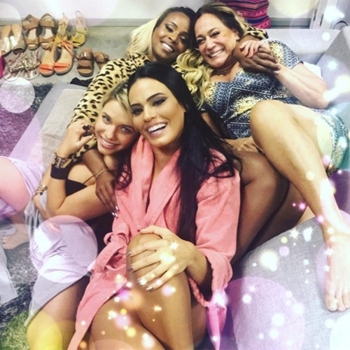 29.dez.2015 - A atriz Leticia Lima postou em seu Instagram uma foto dos bastidores de "A Regra do Jogo" com Susana Vieira,  Bruna Linzmeyer e Roberta Rodrigues. - Reprodução/Instagram/aleticialima