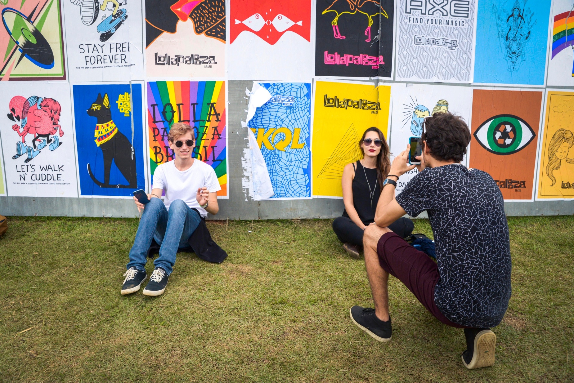 13.mar.2016 - Paredão de pôsteres fez sucesso com o público nos dois dias de Lollapalooza Brasil 2016 - Rafael Roncato/UOL