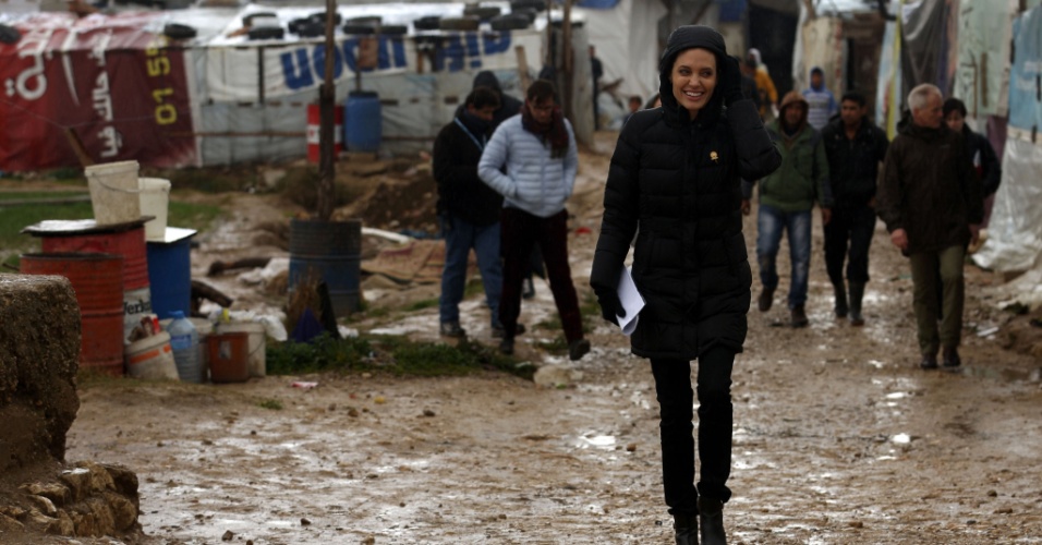15.mar.2016 - Angelina Jolie visita campo de refugiados sírios em Bekaa, no leste do Líbano, e faz um chamado à comunidade internacional para que não fechem suas fronteiras nem diferenciem entre os refugiados para buscar soluções e 