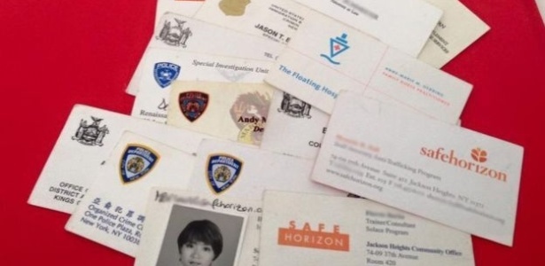 Shandra guardou todos os cartões de visita de pessoas que ajudaram - Reprodução/BBC - Reprodução/BBC