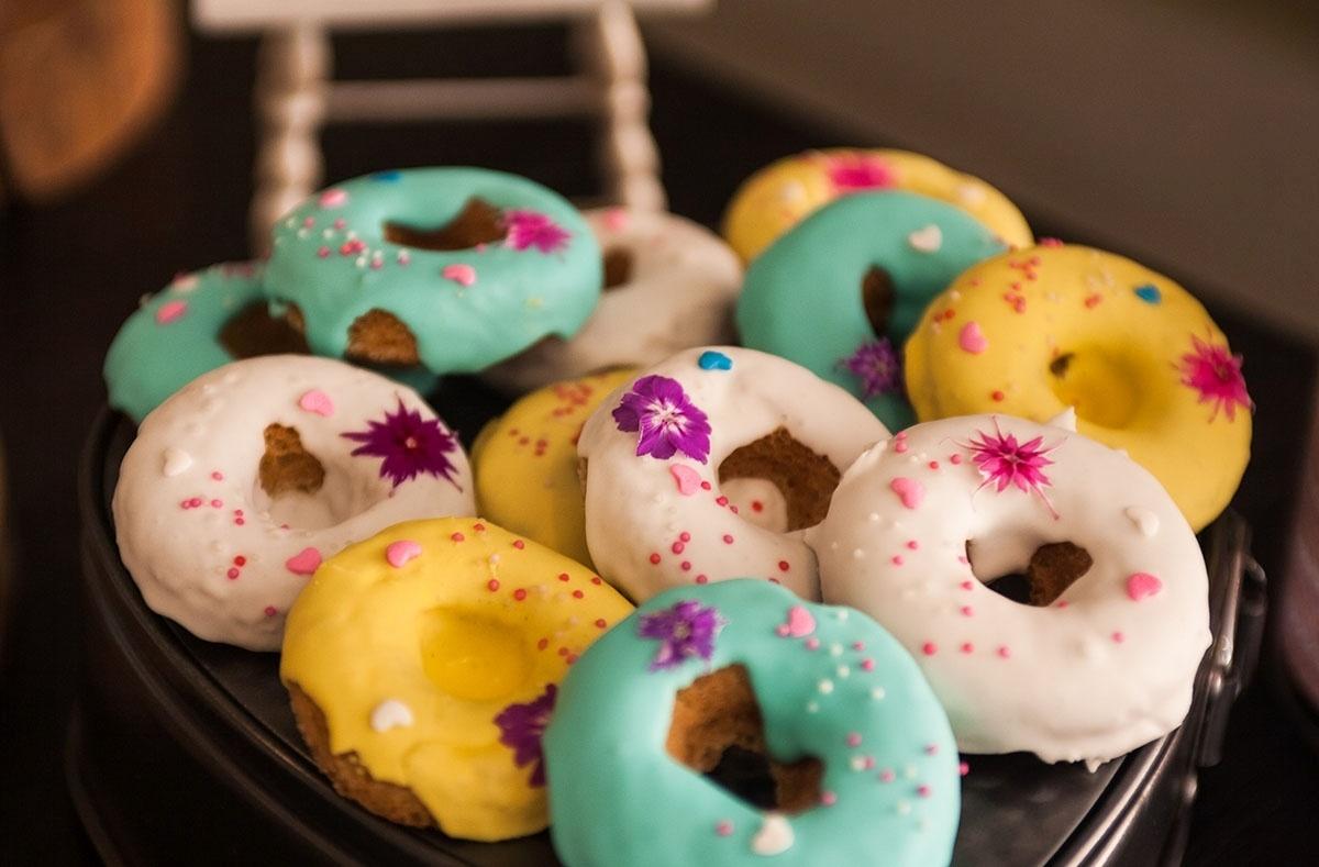 Rosquinhas com coberturas coloridas estavam entre as guloseimas servidas neste aniversário de cinco anos inspirado em Rapunzel - Sandra Pagano/Divulgação