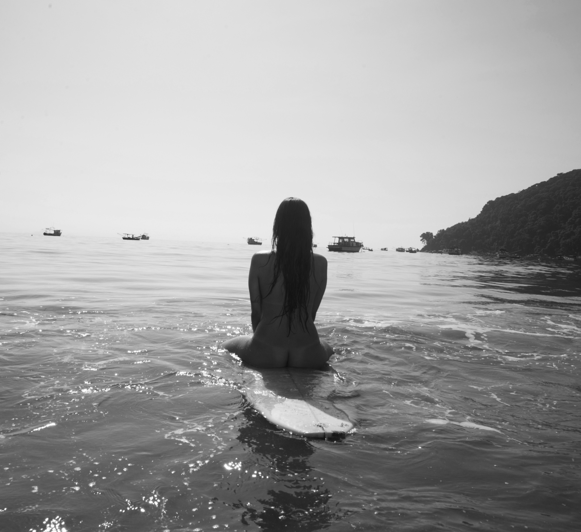 24.mai.2016 - Angélica Martins, a ex-BBB Morango, idealizou e fotografou o fanzine "Eight" com oito mulheres nuas e sem retoques, entre elas, a sua mulher Rabyta e a ex-BBB Clara Aguilar - Divulgação/Angélica Martins