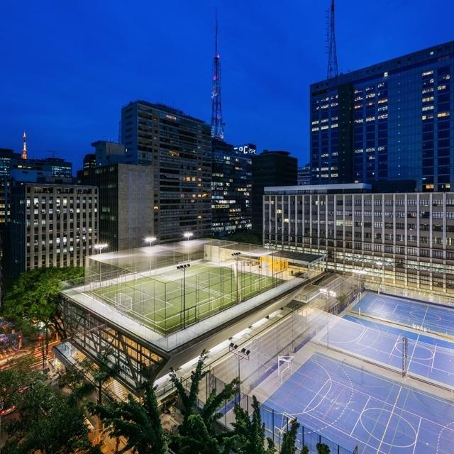 A URDI Arquitetura assina o Ginásio do colégio São Luís, em SP. O projeto concorre ao Prêmio Instituto Tomie Ohtake - AkzoNobel 2016 e foi implantado ao longo de 12 anos. São 4 quadras esportivas, campo gramado sobre a laje de cobertura com arquibancada retrátil, controle climático e iluminação natural dada pelos recortes de fachada. A água da chuva (60 mil litros) é armazenada e usada na limpeza - Divulgação