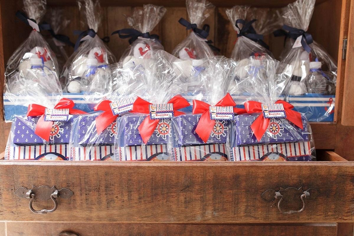 As lembrancinhas oferecidas aos convidados neste aniversário de um ano com tema urso marinheiro eram kits de pintura e ursinhos de pelúcia com a roupinha personalizada - Marcelo Rezende e Rodrigo Eduardo/Divulgação