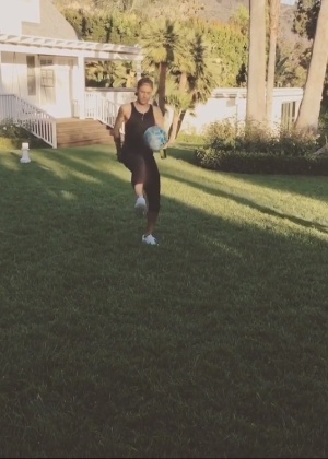 3.jun.2016 - De férias nos Estados Unidos, Neymar bate bola com Justin Bieber na casa do cantor - Reprodução /Instagram /justinbieber - Reprodução /Instagram /justinbieber