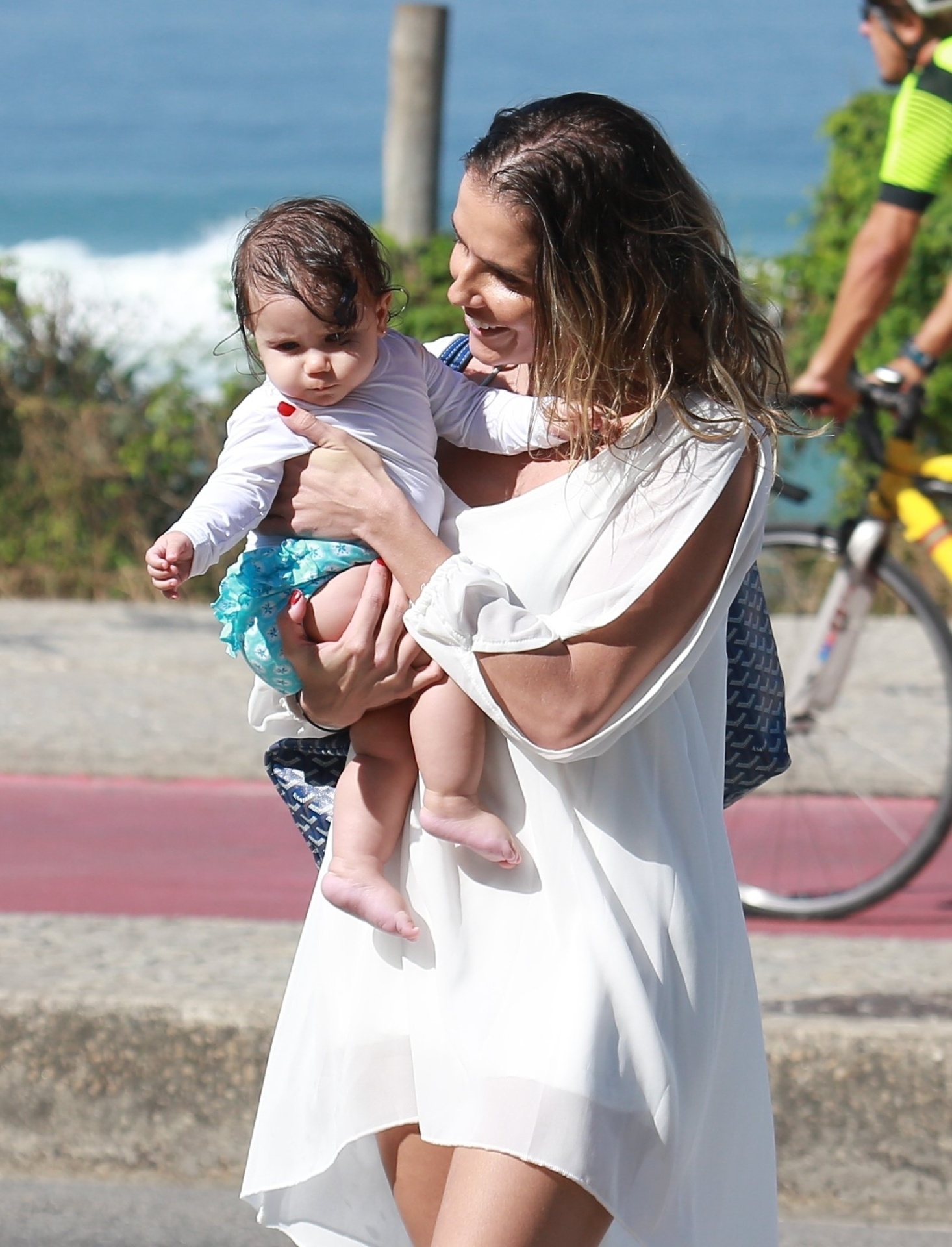 11.jul.2016 - Deborah Secco aproveita a segunda-feira de folga e vai com marido e filha, Maria Flor, na praia da Barra da Tijuca, no Rio - Dilson Silva/Agnews