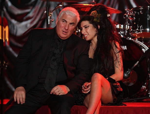 10.fev.2008 - Amy Winehouse com seu pai, Mitch, durante evento em que acompanhou o Grammy diretamente de Londres. Ela ganhou 5 dos 6 prêmios que havia sido indicada - Peter Macdiarmid/Getty Images