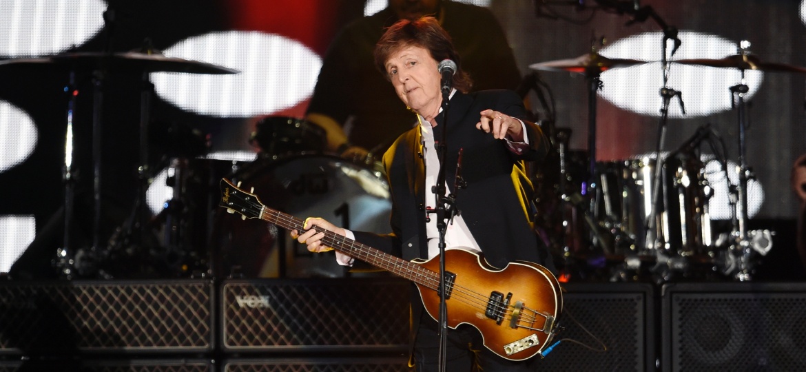 8.out.2016 - Paul McCartney fechou o segundo dia do festival Desert Trip, no Empire Polo Field, em Indio, na Califórnia, com hits dos Beatles e dos Wings - Chris Pizzello/Invision/AP