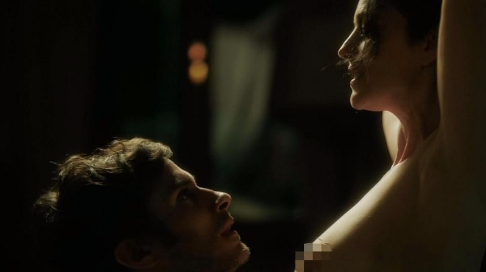 A italiana Monica Bellucci provou que a idade é apenas um número ao aparecer de topless e em cenas sensuais nas imagens de divulgação da 3ª temporada da série "Mozart in the Jungle". Mas se engana quem pensa que é apenas a atriz de 52 anos que está com tudo em cima. Outras famosas da mesma faixa etária também chamam atenção do público ao exibir os corpões por onde passam. Confira a lista! - Reprodução/TNI Press LTD