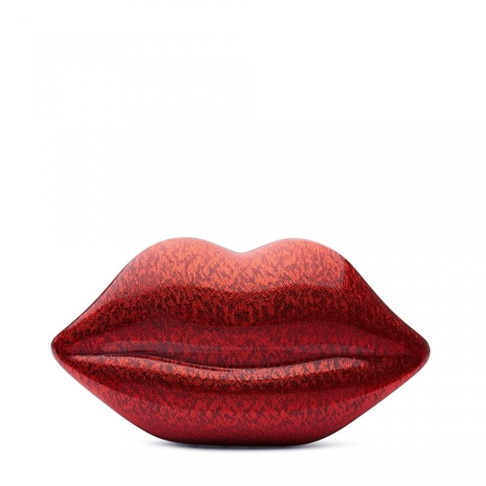 O carro-chefe da designer Lulu Guinness (www.luluguinness.com) são as clutches em formato de boca. Os modelos podem ter acabamentos variados como vinil ou glitter e cores diversas (vermelho, preto e dourado são algumas). Esta versão em acrílico com textura brilhante sai por 245 libras, o equivalente a R$ 978,95 (cotação do dia 30.dez.2016) e está à venda no site da marca - Divulgação