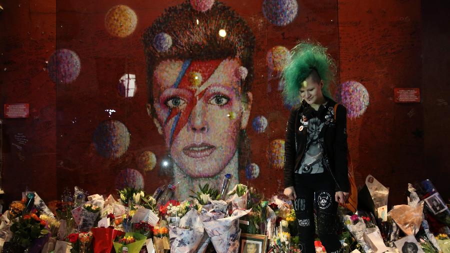 10.jan.2017 - Fã lamenta um ano da morte de David Bowie em frente a um mural em Brixton, ao sul de Londres - Daniel Leal-Olivas/AFP