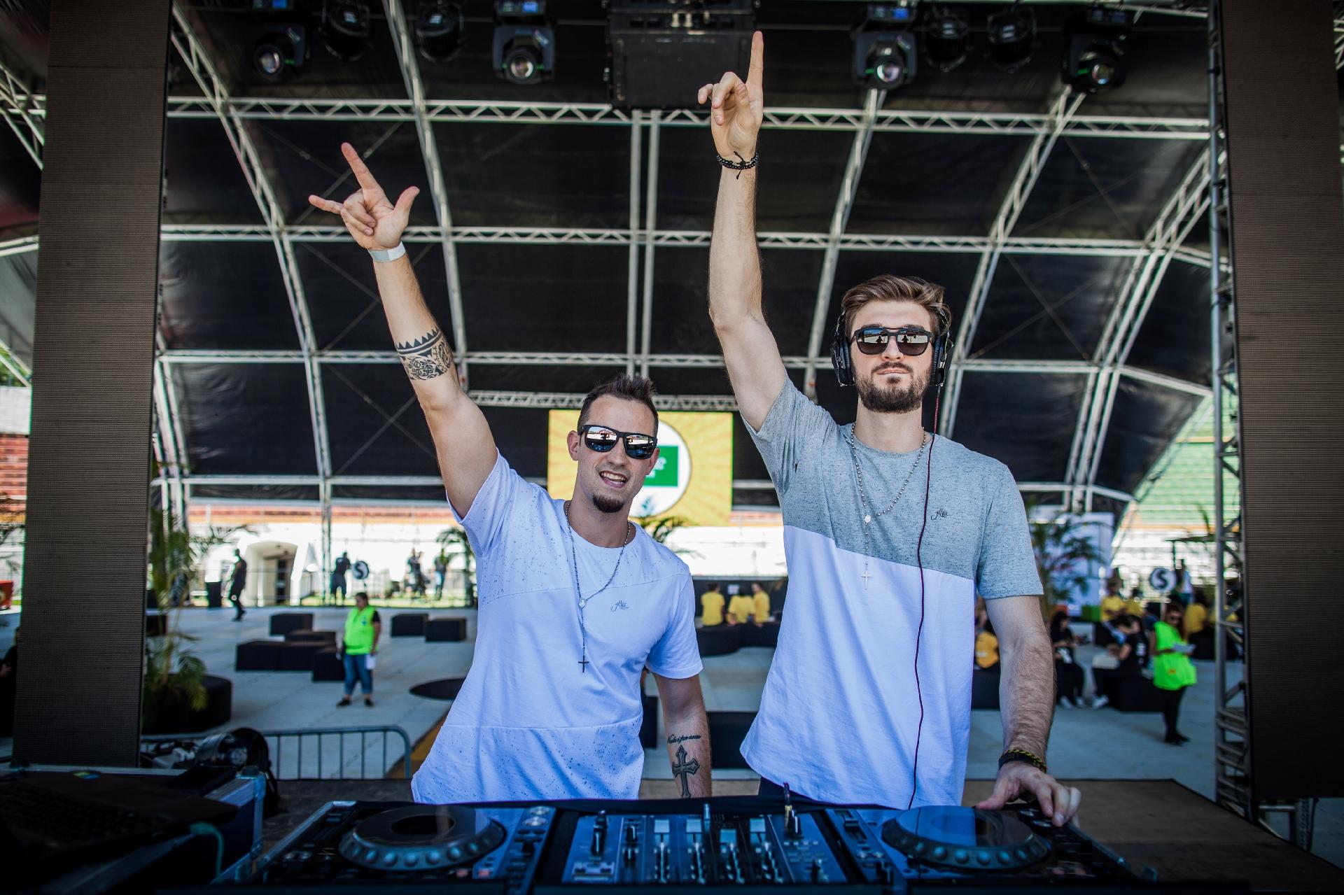 Primeira atração do CarnaUOL, a dupla Dual V, formada pelos DJs Caio Visacre e Fábio Vamondes, recebe foliões no estádio do Canindé, em São Paulo - Bruno Santos/UOL