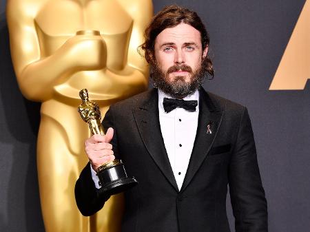 Casey Affleck, escolhido melhor ator no Oscar 2017 por "Manchester À Beira-Mar", exibe sua estatueta dourada - Frazer Harrison/Getty Images