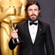 Casey Affleck, escolhido melhor ator no Oscar 2017 por "Manchester À Beira-Mar", exibe sua estatueta dourada - Frazer Harrison/Getty Images