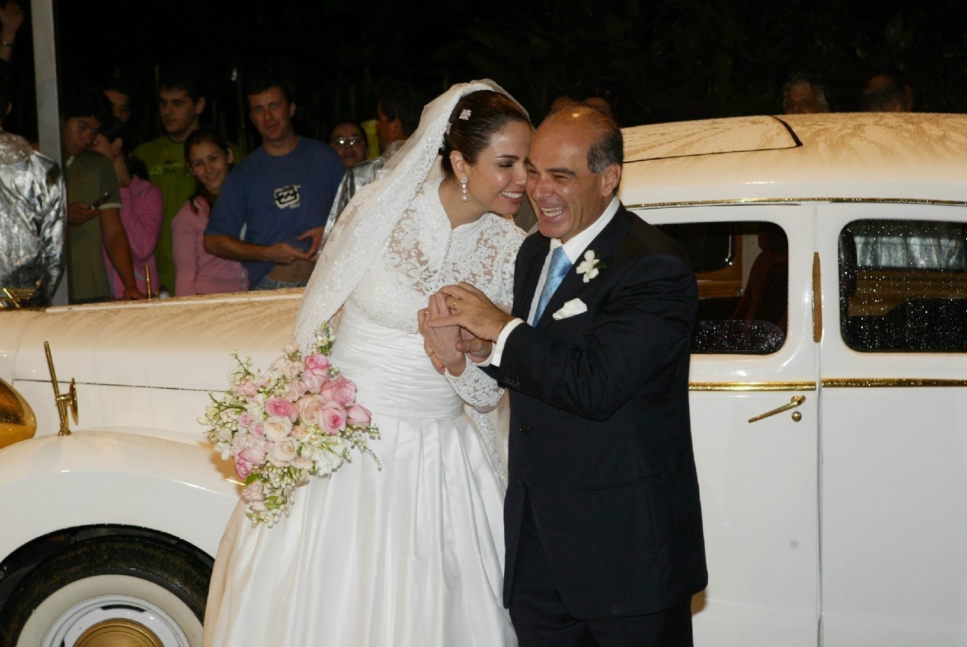 Luciana Gimenez e Marcelo de Carvalho oficializaram a união em uma cerimônia para 200 convidados na Fazenda Ponta das Canas em Ilhabela, São Paulo em agosto de 2006 - Joao Sal/Folha Imagem