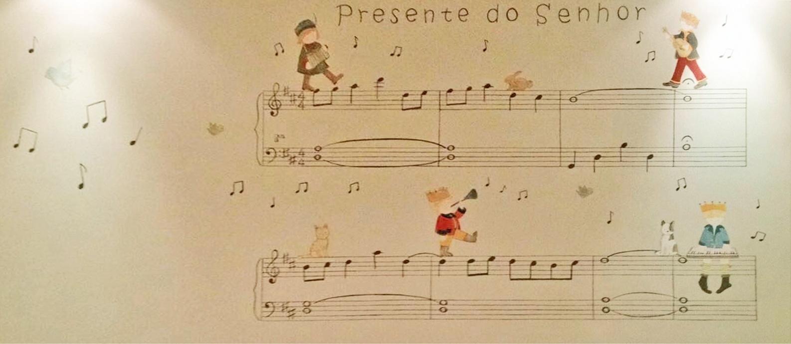 A artista plástica Daniela Saraiva pintou vários reizinhos com seus respectivas instrumentos no painel pintado em uma das paredes do quarto de Teodoro - Atelier Daniela Saraiva