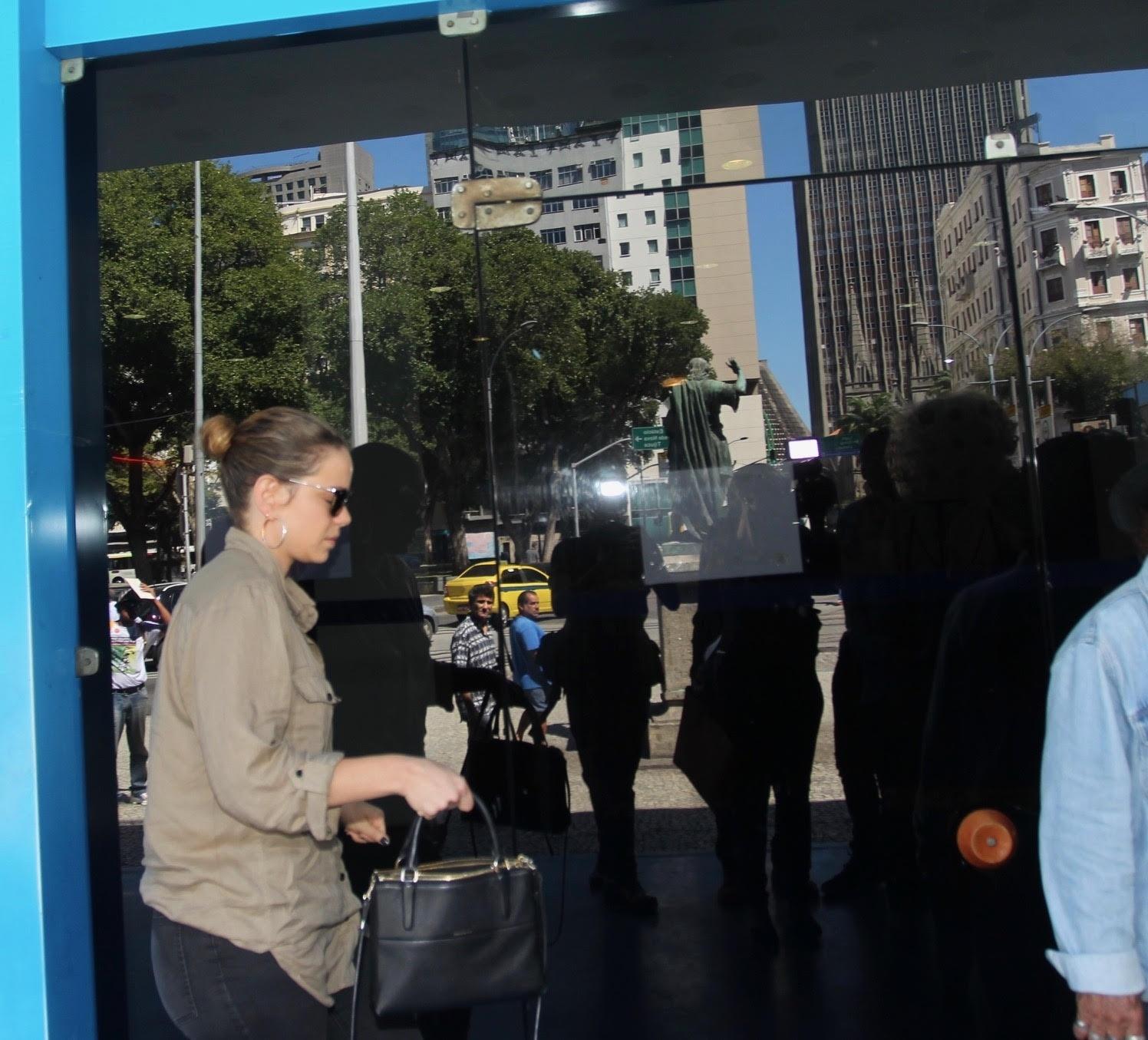 Leandra Leal é vista chegando ao Teatro João Caetano, no Rio, onde o corpo de Rogéria é velado - Marcello Sá Barretto/AgNews