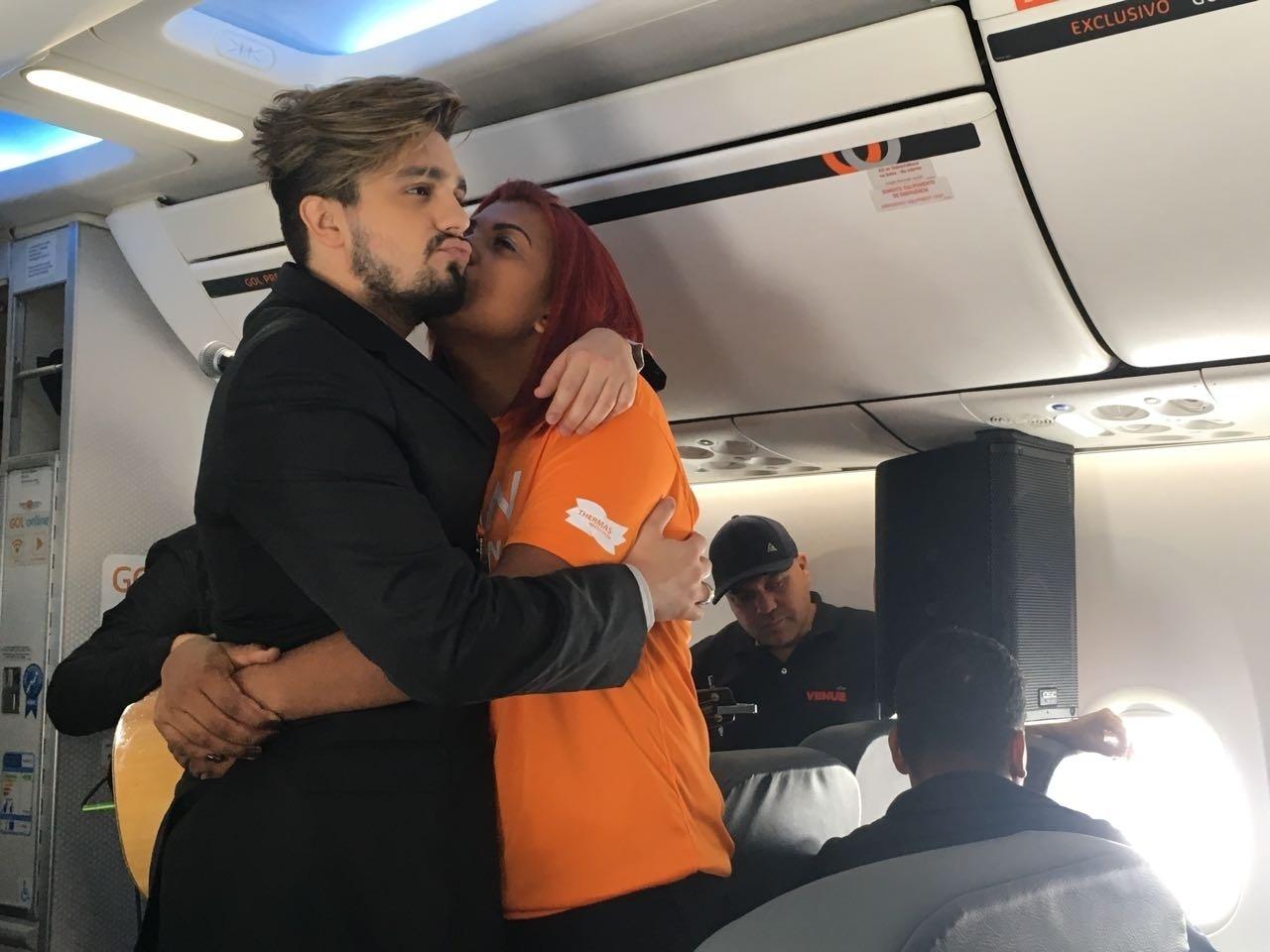 Luan Santana faz pocket show em avião - Adriana de Barros/UOL