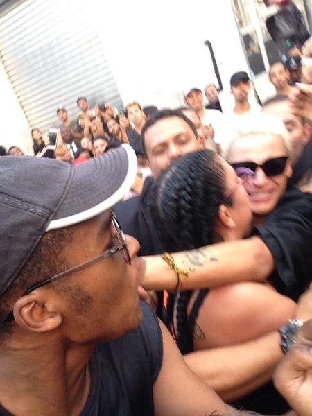 Pabllo Vittar abraça amiga para tentar entrar em van depois de show gratuito que lotou a rua Augusta, no centro de São Paulo - Reprodução/Fofocalizando/SBT - Reprodução/Fofocalizando/SBT