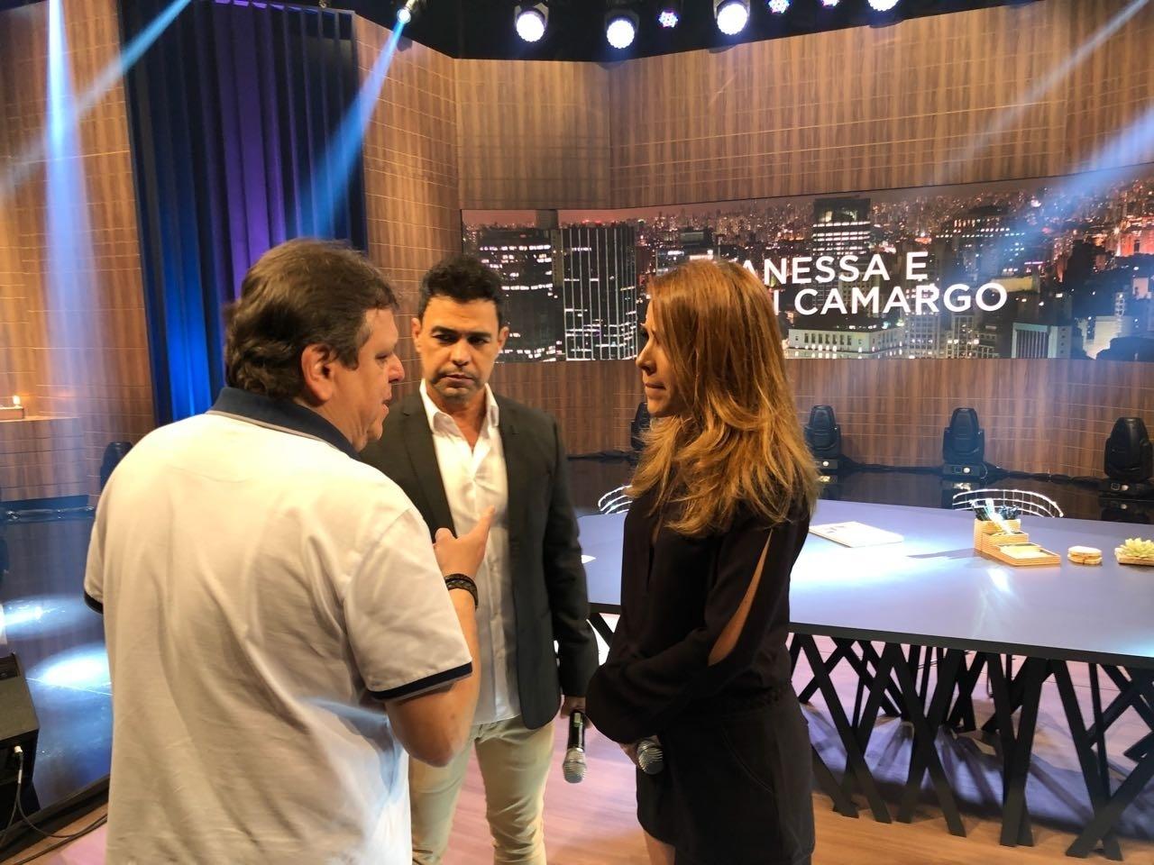 Zezé e Wanessa recebem instruções para a gravação - Divulgação