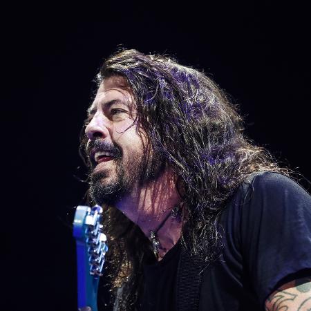Dave Grohl, vocalista do Foo Fighters, faz graça com o público durante show em SP - Lucas Lima/UOL
