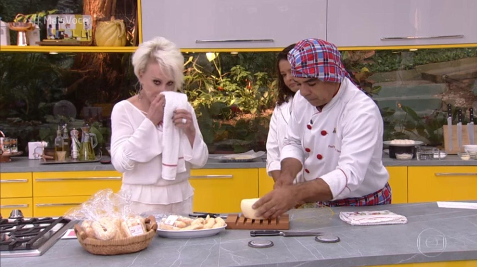 Ana Maria Braga comete deslize e passa pano de prato usado em queijo no nariz - Reprodução/TV Globo