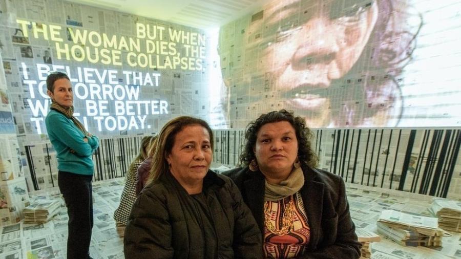 A diretora Bia Lessa (à esq.), Maria Alice Vieira e Gilmara Cunha na instalação Cicatriz, exibida no festival Mulheres do Mundo, em Londres - Andre Camara