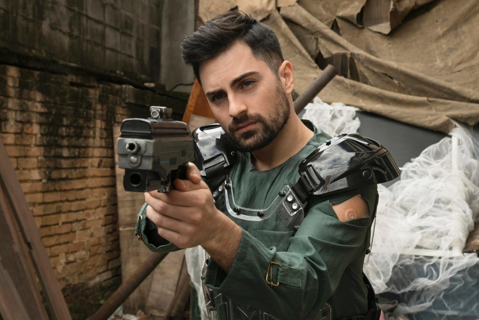 Rafael (Rodolfo Valente) surge armado em foto da segunda temporada de "3%" - Divulgação