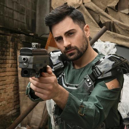 Rafael (Rodolfo Valente) surge armado em foto da segunda temporada de "3%" - Divulgação - Divulgação