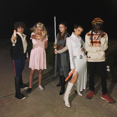 Elenco de "Stranger Things" se fantasia para o Halloween - Reprodução/Instagram/milliebobbybrown