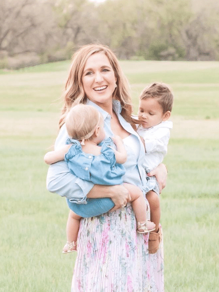 Katie Page, com os filhos, Grayson, de 2 anos, e Hannah, de 1 ano - Reprodução/Instagram