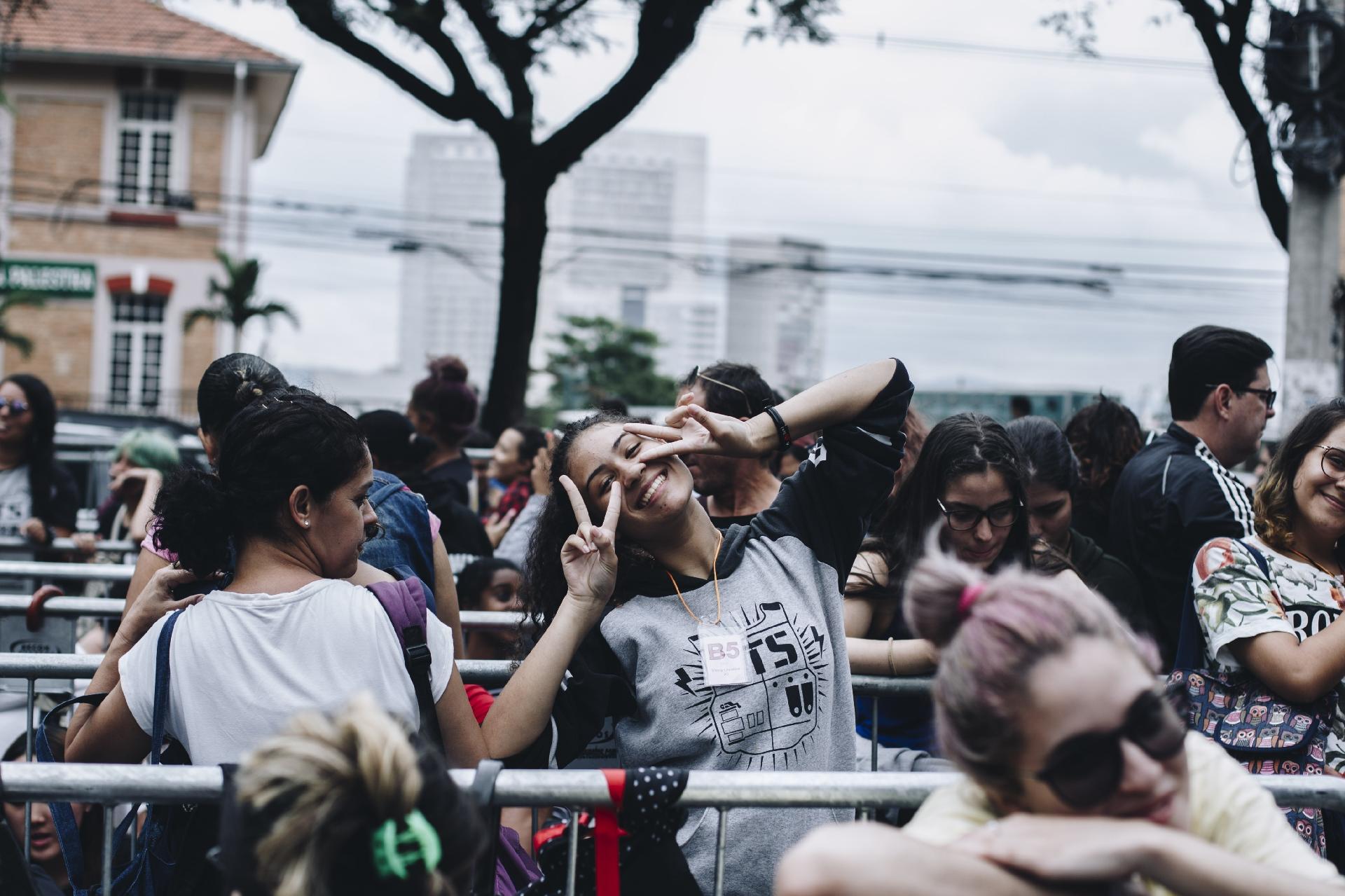 Com mais de 5 mil pessoas na fila, fãs enfrentam chuva para comprar ingressos para o show do BTS no Allianz Parque, em São Paulo - Carine Wallauer/UOL
