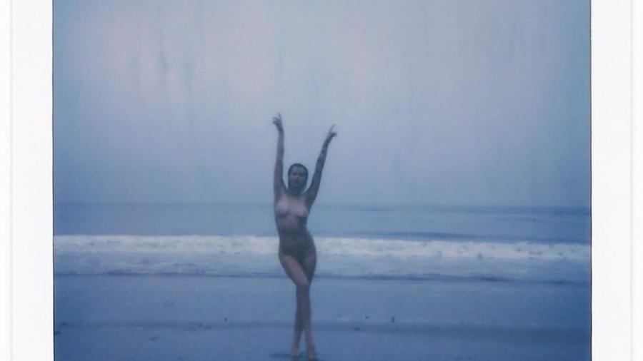 Ireland Baldwin posa de topless em suas redes sociais - Reprodução/Instagram
