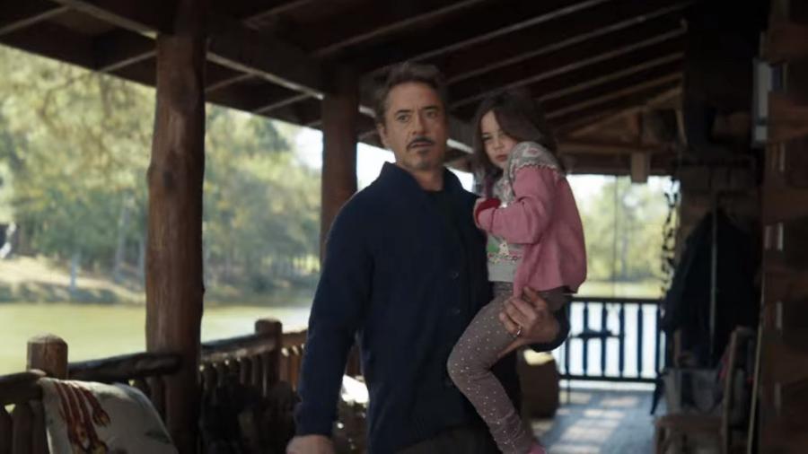 Tony Stark com Morgan ainda criança em cena de Vingadores: Ultimato - Reprodução/Marvel