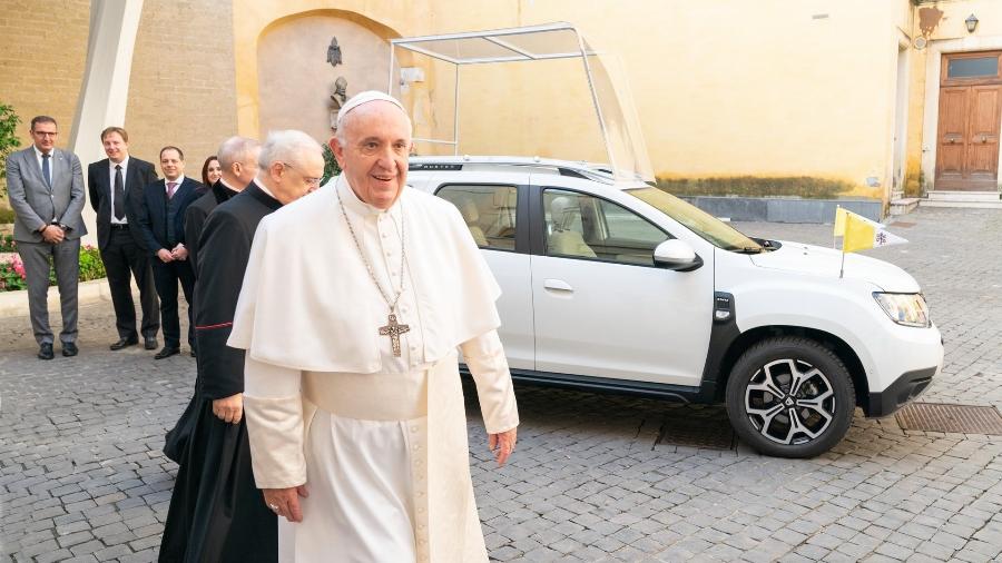 Papa Francisco recebe Dacia Duster no Vaticano - Divulgação