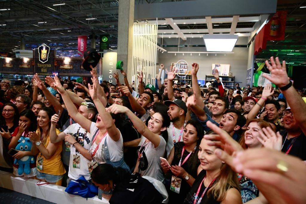 Celso Portiolli comanda torta na cara em estande do SBT na CCXP 2019 - Iwi Onodera/UOL