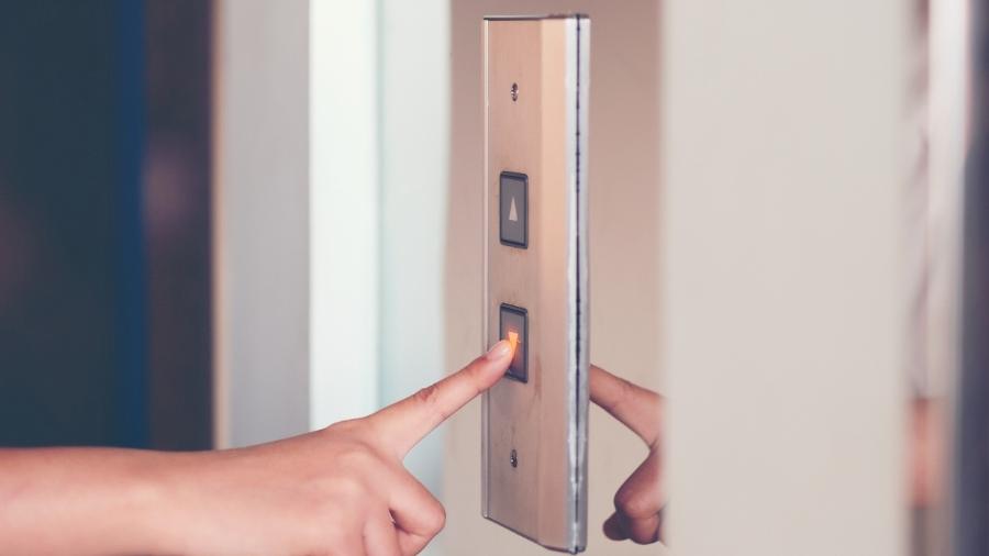 Botão de elevador: executivos em Nova York não sabem como fazer funcionários entrarem nos elevadores - iStock