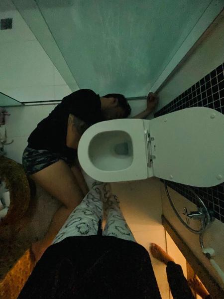Fernando Zor, deitado ao lado de vaso sanitário - Reprodução/Instagram