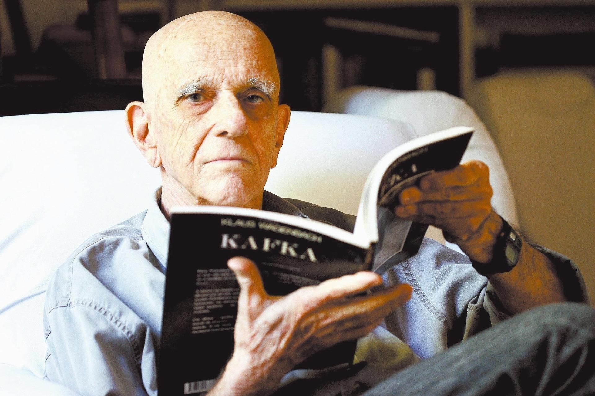 ORG XMIT: 362001_0.tif Literatura: o escritor Rubem Fonseca, que lança o livro "O Seminarista", trama policial sobre assassino de aluguel que decide se aposentar. (Foto: Zeca Fonseca/Divulgação) - Zeca Fonseca/Divulgação/