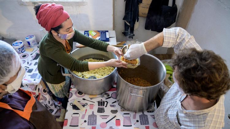 Voluntários da cooperativa Mula preparam refeições para distribuir em Barreiros, região dos subúrbios de Lisboa - Getty Images