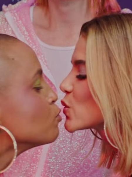 Manu Gavassi beija a amiga Cris Paladino no clipe "Me Beija" - REPRODUÇÃO/YOUTUBE