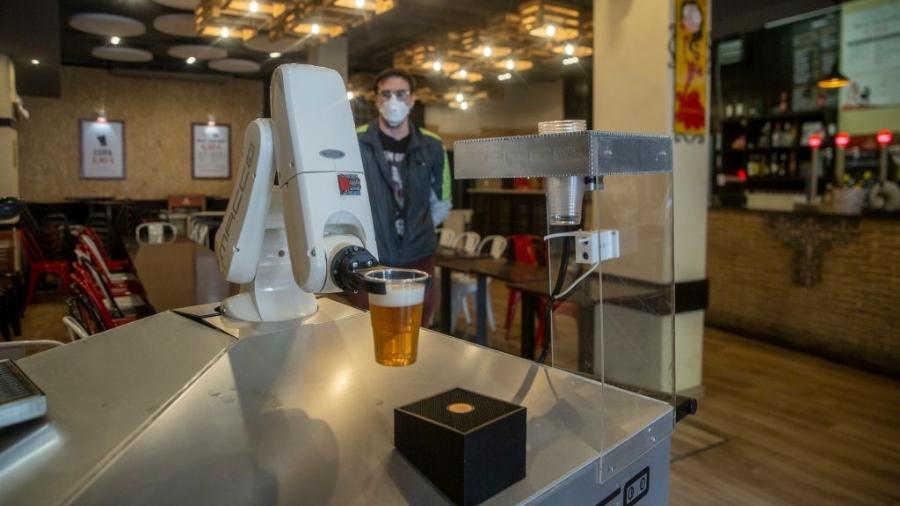 Garçom-robô serve copo de cerveja no bar Gitana Loca, em Sevilha - Europa Press via Getty Images