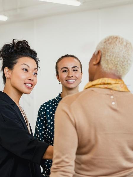 Para librianos, vale mediar relações e criar conexões; o verbo é "equilibrar" - SolStock/Getty Images