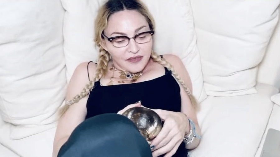 Madonna falou sobre mudanças na quarentena com vídeo descontraído em seu sofá - Reprodução/Instagram/@madonna