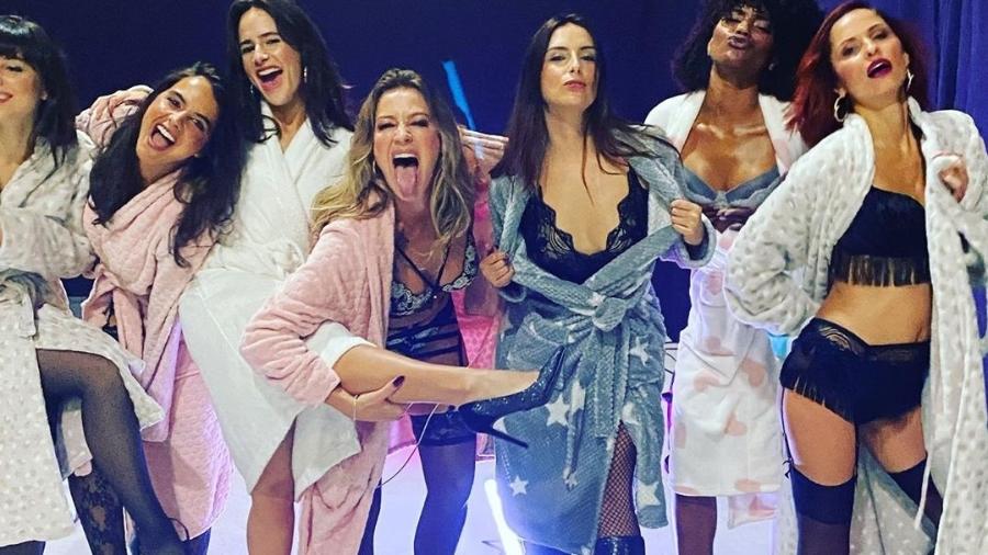 Luana Piovani posa ao lado de atrizes para a abertura da série "O Clube" - Reprodução/Instagram