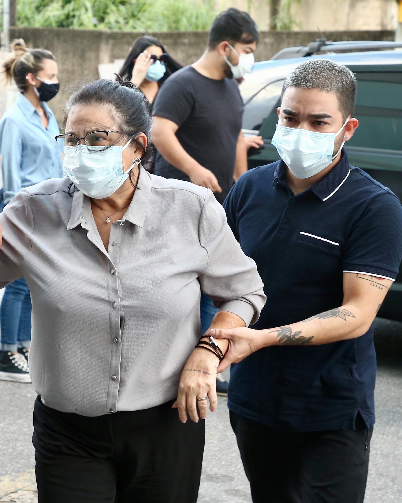 Yudi chega com a mãe ao velório do pai em São Vicente, no litoral paulista - Marcos Ribas e Manuela Scarpa/Brazil News