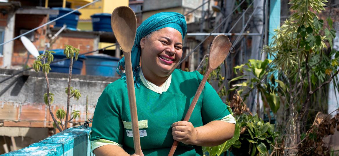 Regina Tchelly, fundadora do projeto Favela Orgânica, ensina bolo, brigadeiro e pé de moleque - Marcio Amaro/UOL