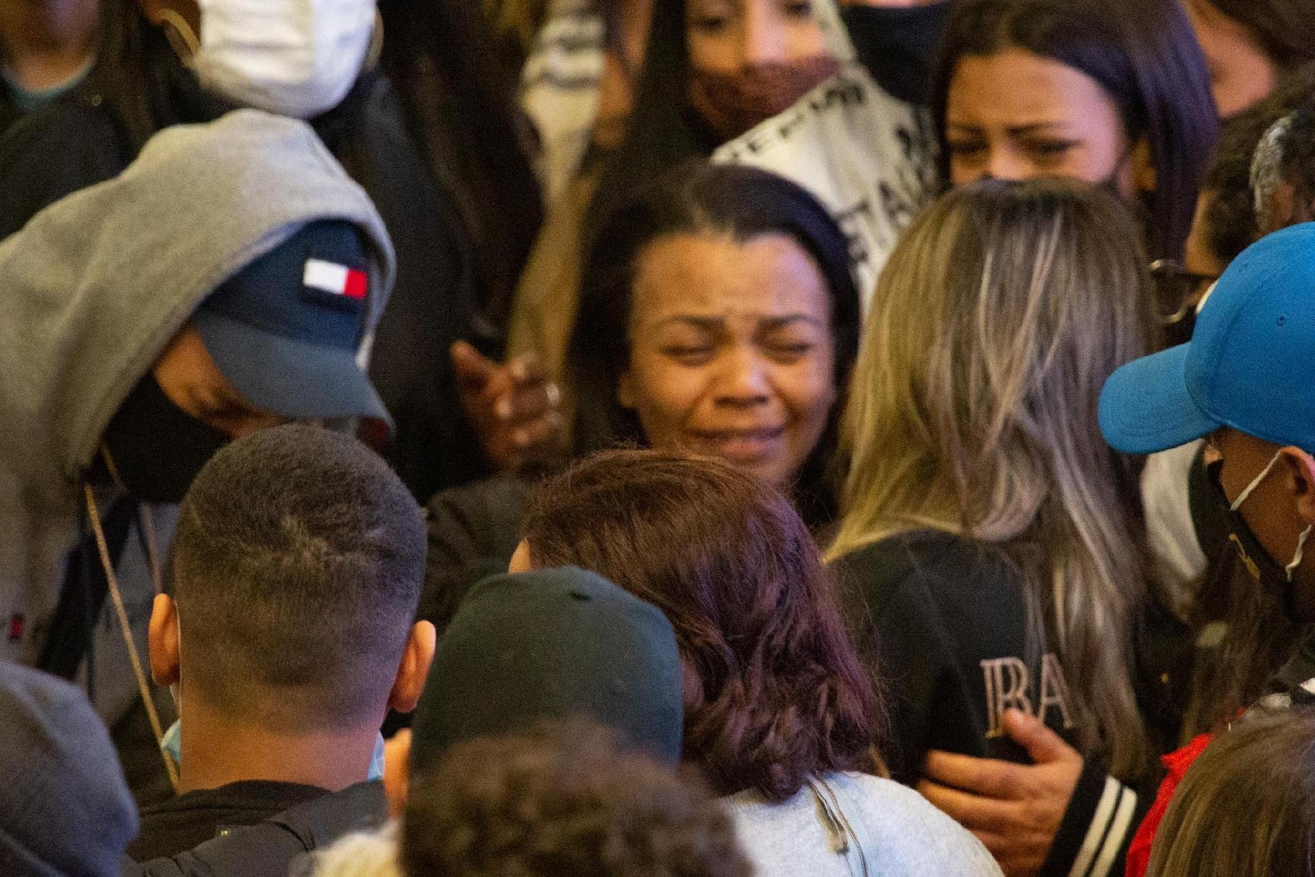 A mãe do cantor, Valquíria Nascimento, é confortada por familiares e fãs - Amauri Nehn/Brazil News